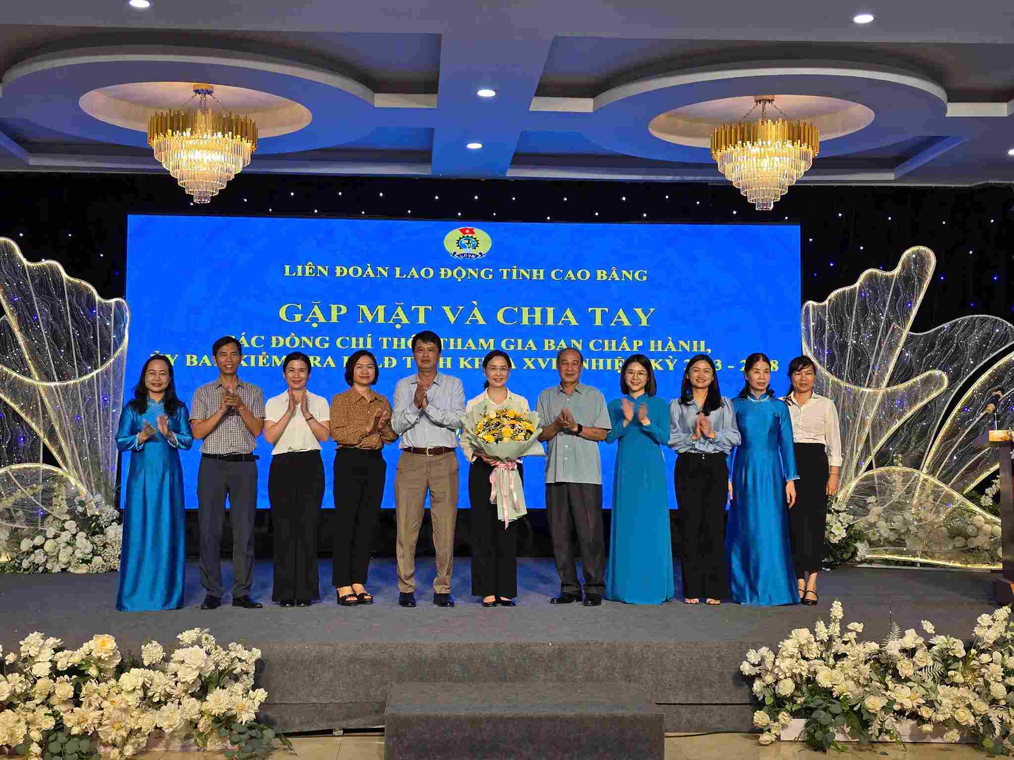 까오방성 노동총연맹 전직 지도자에게 선물 증정. 사진: Tan Van