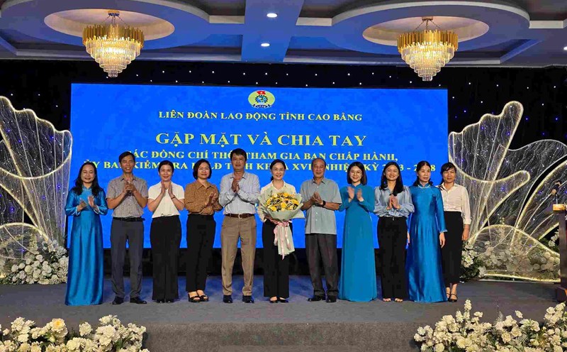 Cao Bang Provincial Federation of Labor presents gifts to former leaders. Photo: Tan Van