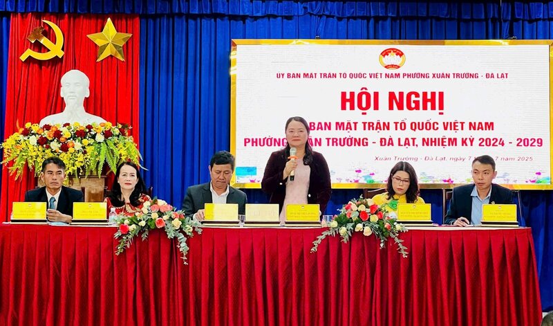 Sra. Dinh Thi Thuy Duong - Presidenta del Comite del Frente de la Patria de Vietnam de Xuan Truong Ward, Da Lat City, Provincia de Lam Dong, presidio la conferencia. Foto: Nguyet Thu