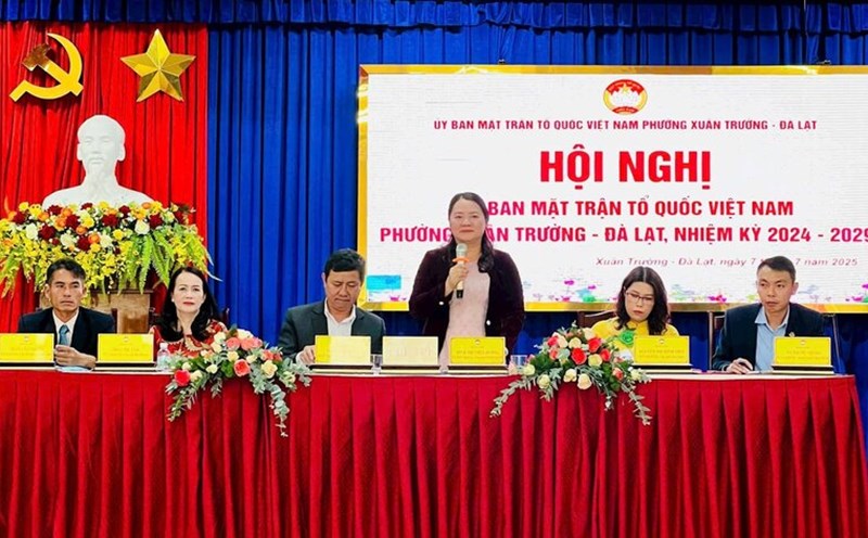 Ms. Dinh Thi Thuy Duong - Chairwoman of the Vietnam Fatherland Front Committee of Xuan Truong Ward, Da Lat City, Lam Dong Province - chaired the conference. Photo: Nguyet Thu
