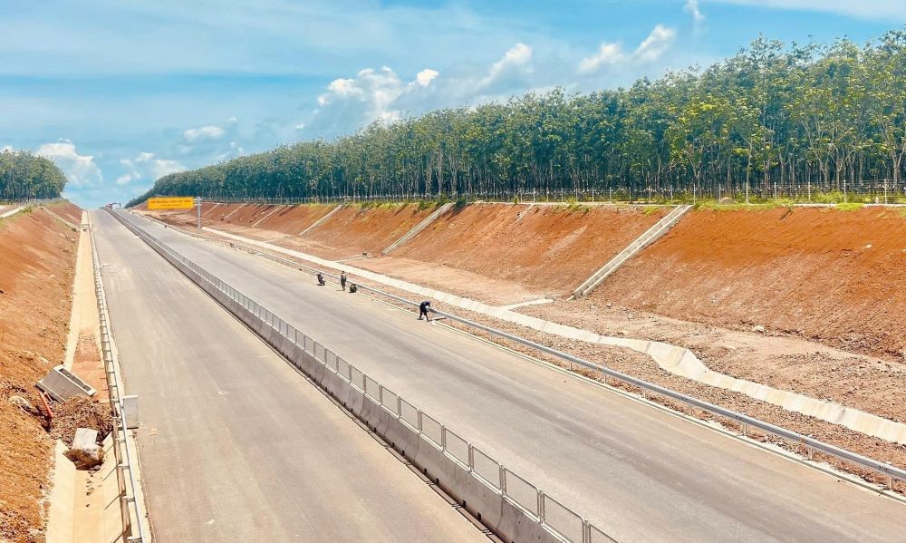 A section of the Van Ninh - Cam Lo expressway has completed the main route. Photo: Han Nguyen