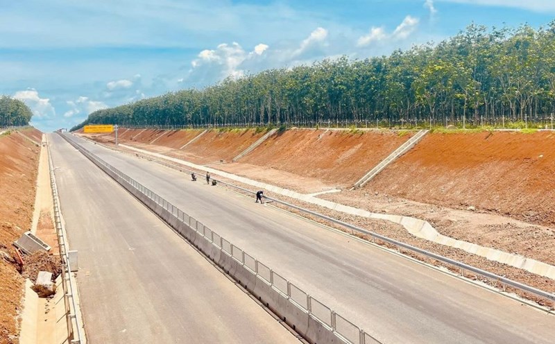 A section of the Van Ninh - Cam Lo expressway has completed the main route. Photo: Han Nguyen