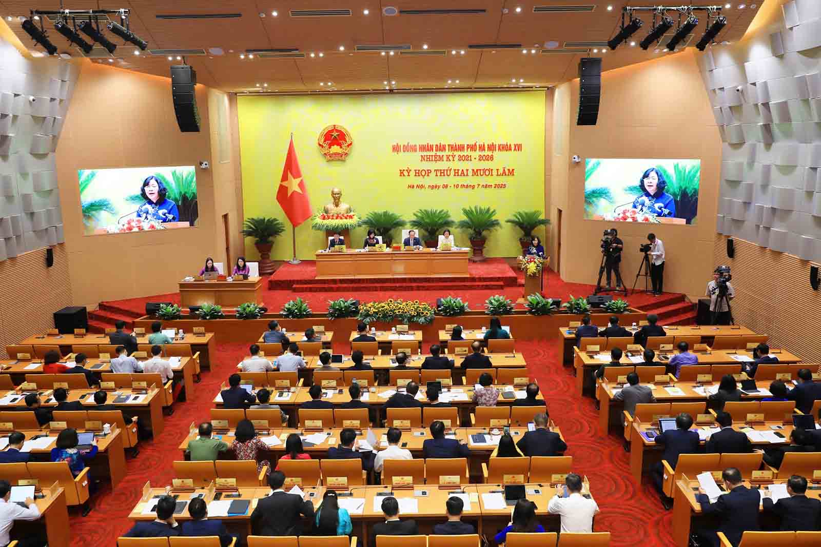2021-2026 임기의 제16대 하노이시 인민의회는 7월 8일 오전 제25차 회의(2025년 중반 정기 회의)를 개최했습니다. 사진: 비엣 탄