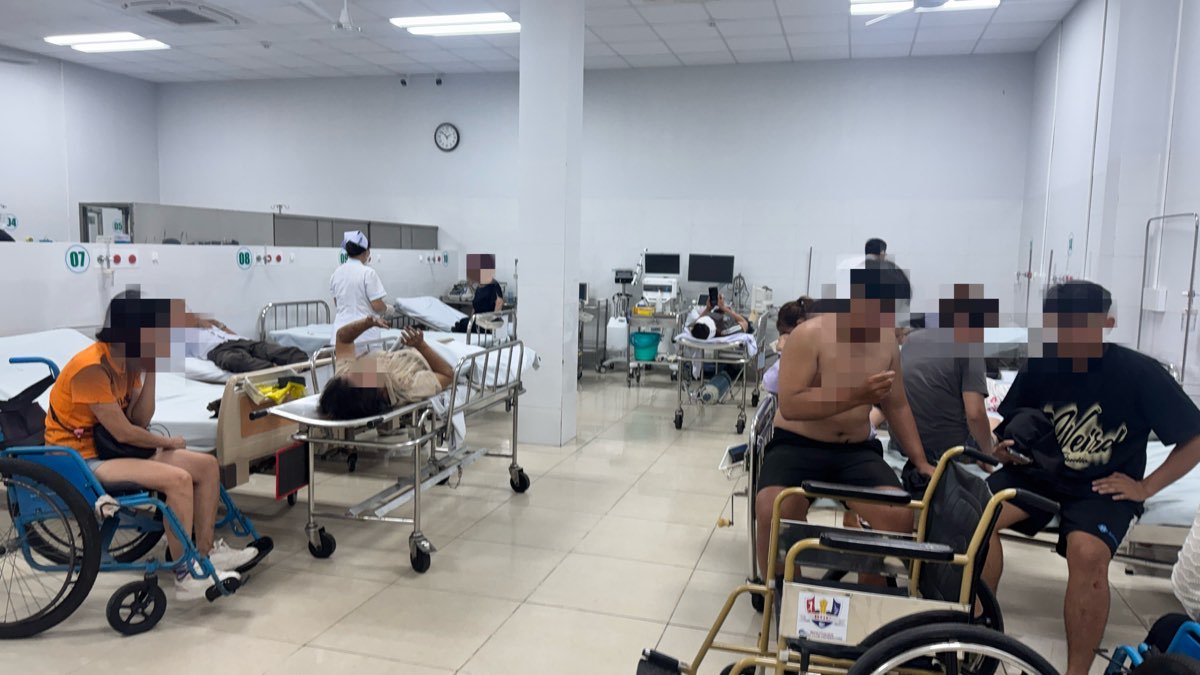 Cac hanh khach trong vu tai nan duoc dieu tri tai benh vien. Anh: Duy Tuan