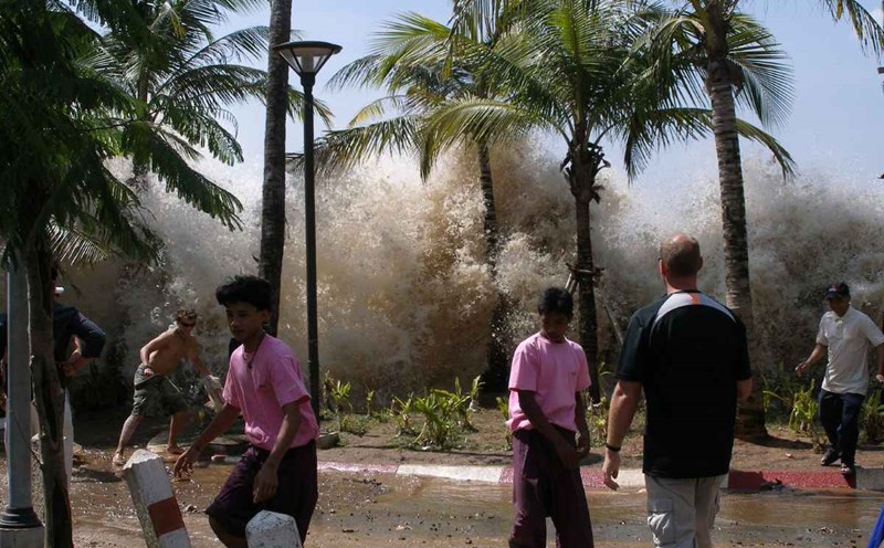 Earthquake and Tsunami hit Ao Nang, Krabi province, southern Thailand on the morning of December 26, 2004. Photo: Wiki