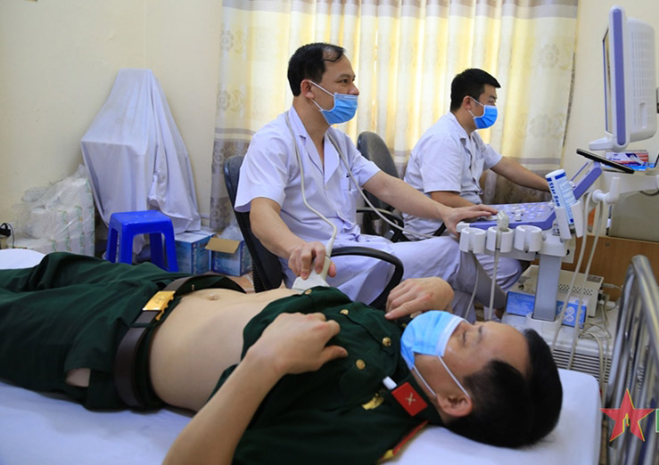 軍隊における医療保険給付額の規定は2025年7月から適用されます。写真:QDND