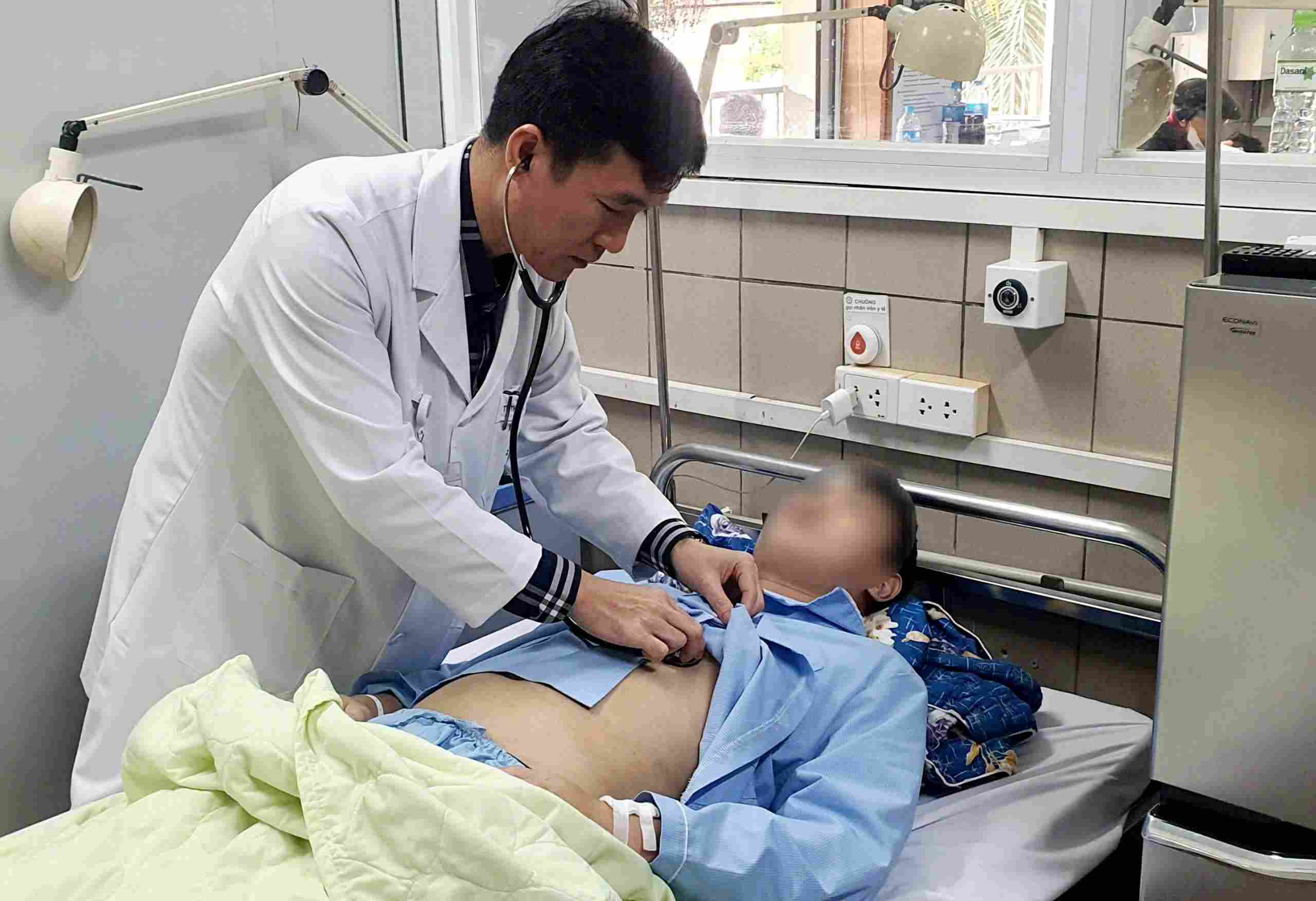 Young patient with kidney failure treated at Bach Mai Hospital. Photo: Nguyen Ha