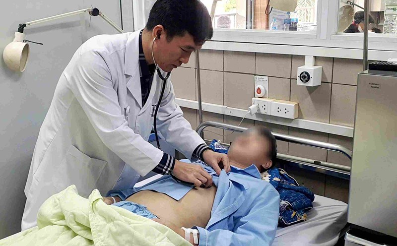Young patient with kidney failure treated at Bach Mai Hospital. Photo: Nguyen Ha