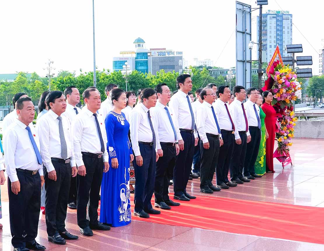 지방 지도자들과 Nghe An 지방 인민의회 대표들이 호치민 광장에서 호치민 기념비 앞에 헌화하고 있습니다. 사진: Pham Bang
