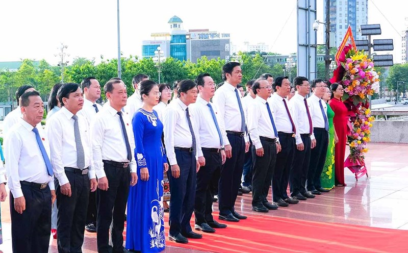 Provincial leaders and delegates of Nghe An Provincial People's Council offered flowers in front of Uncle Ho Monument in Ho Chi Minh Square. Photo: Pham Bang