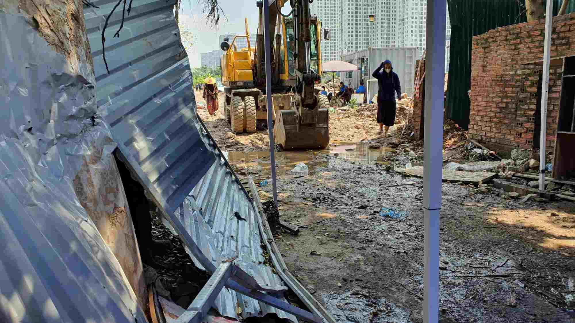 굴삭기가 도로를 가로막아 주민들이 묘지 지역에 들어갈 수 없게 만들었습니다. 사진: Dang Tien