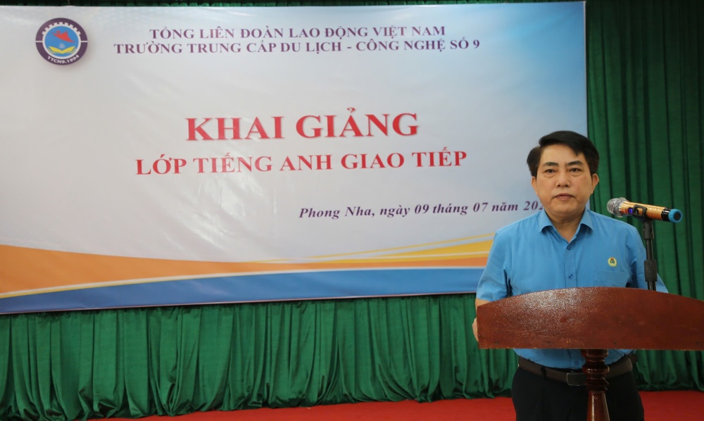 Ong Phan Thanh Lan - Pho Chu tich Lien doan Lao dong tinh Quang Tri phat bieu tai lop hoc Tieng Anh dac biet. Anh: Cong Sang