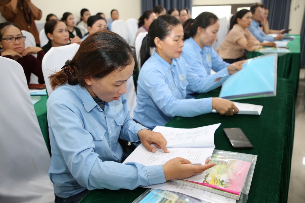 Clase de capacitacion en ingles para miembros sindicales y trabajadores en la industria del turismo en el area. Foto: Cong Sang