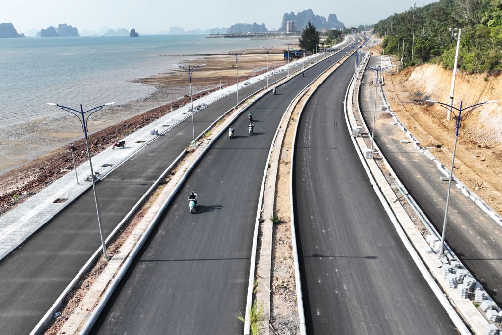Some sections of the project have been basically completed since 2023, but the overall progress of the Project to expand Road 334, the section from Ao Tien Golf Course to the intersection between Road 334 and the road to Van Don Complex Park is very slow. Photo: Do Phuong