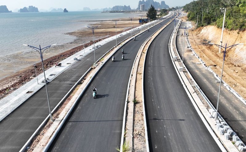 Some sections of the project have been basically completed since 2023, but the overall progress of the Project to expand Road 334, the section from Ao Tien Golf Course to the intersection between Road 334 and the road to Van Don Complex Park is very slow. Photo: Do Phuong