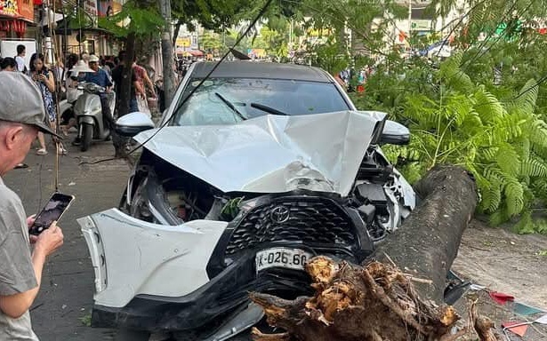 After crashing into many motorbikes, the car only stopped when it crashed into a tree. Photo: Phuc Van