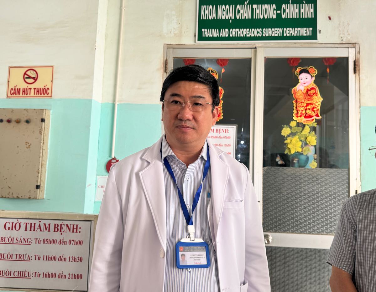 Ong Le Huynh Phuc - Giam doc Benh vien da khoa Binh Thuan den tham hoi va chi dao dieu tri benh nhan trong vu tai nan. Anh: Duy Tuan