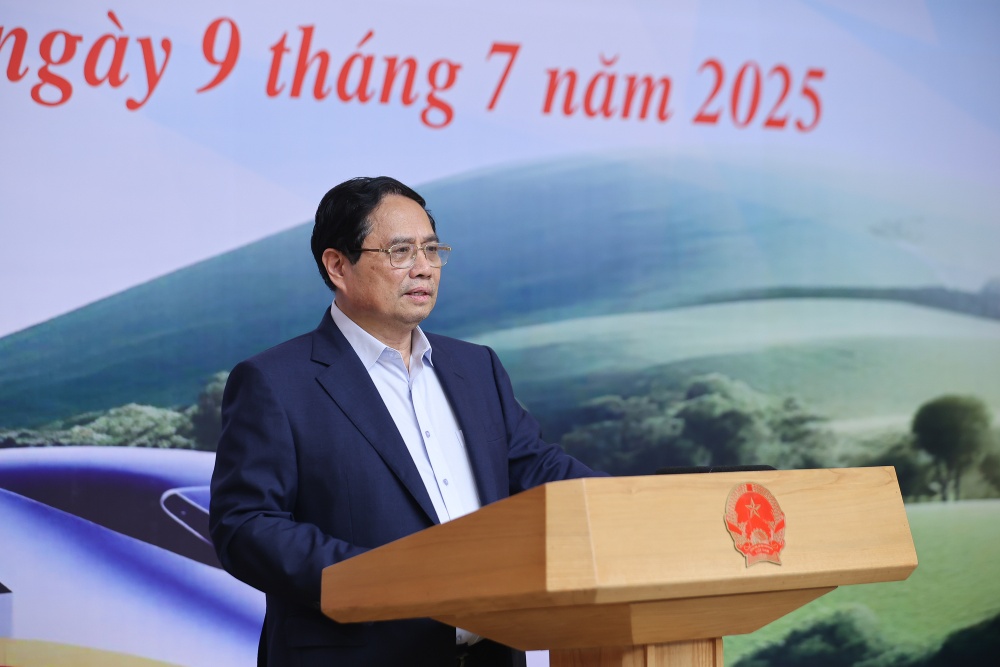 간부 정치국 위원 Pham Minh Chinh 총리가 철도 분야의 국가 중요 프로젝트인 주요 프로젝트 운영 위원회의 제3차 회의에서 연설하고 있습니다. 사진: Nhat Bac