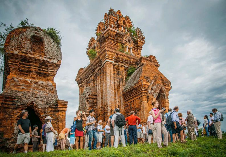 Los turistas extranjeros visitan Banh Little Tower (Quy Nhon). Foto: Dao Tien Dat