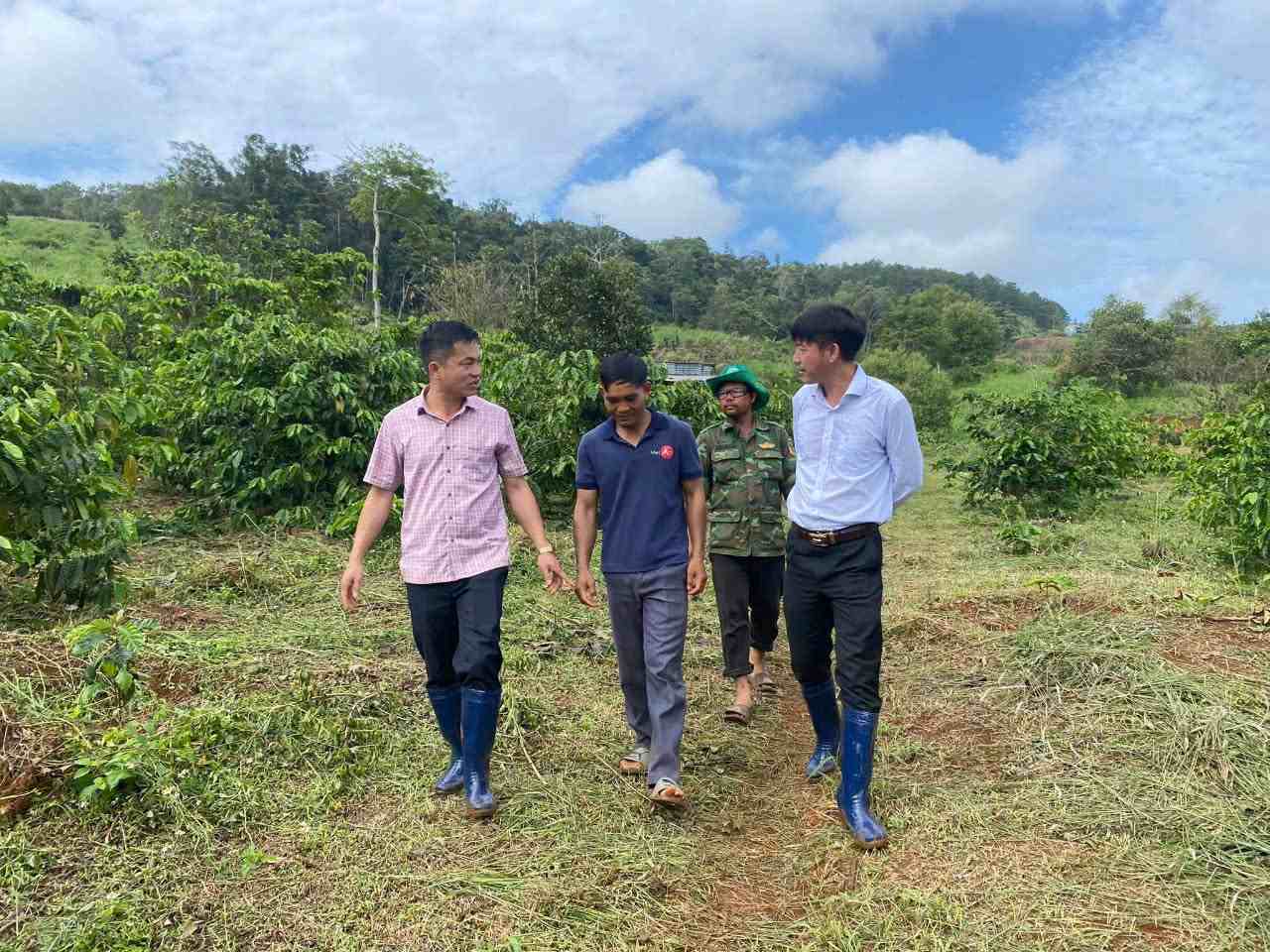 Lanh dao Dang uy, UBND xa Quang Truc truc tiep xuong co so nam bat tinh hinh phat trien kinh te - xa hoi. Anh: Bao Lam