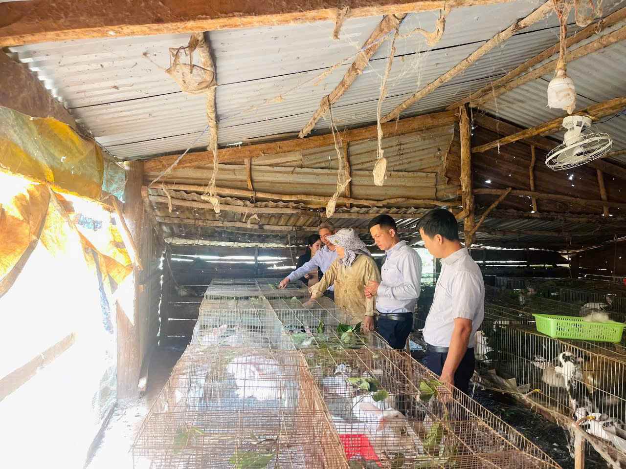Xa Quang Truc quan tam, thuc day nang cao doi song trong nhan dan. Anh: Bao Lam