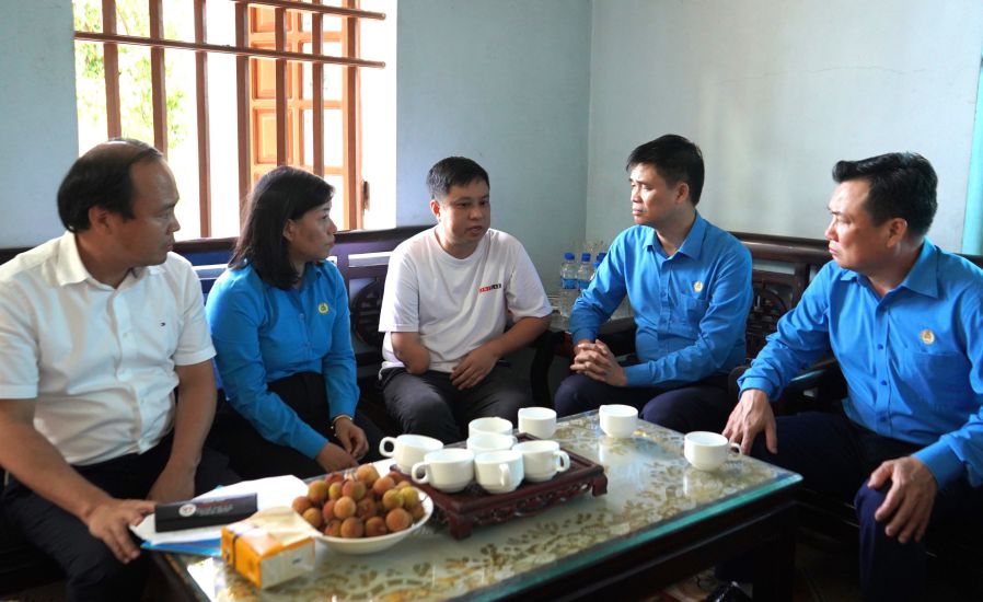 Vice President of the Vietnam General Confederation of Labor Ngo Duy Hieu and the Hai Phong City General Confederation of Labor visited and met with workers who had a serious illness. Photo: Mai Dung