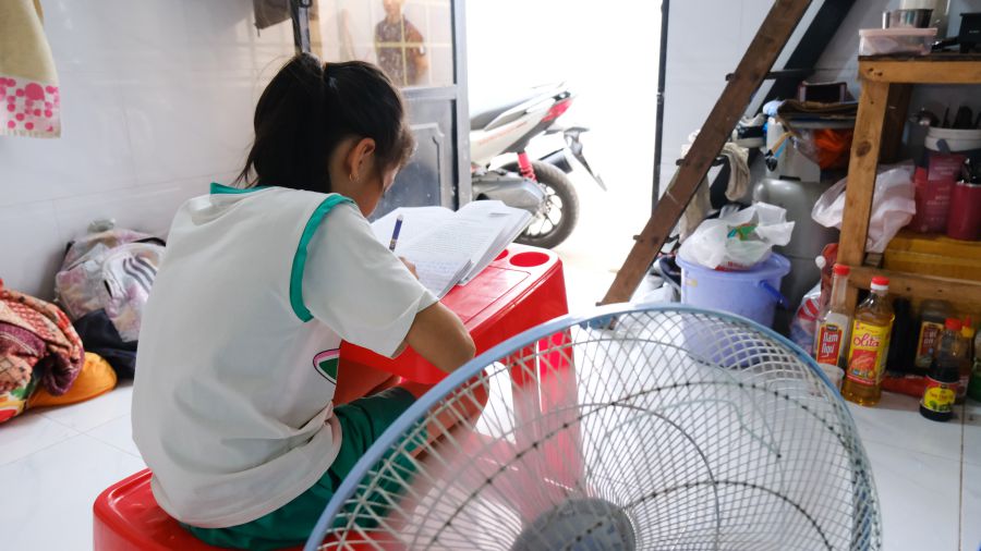 Workers in boarding houses are excited that their children will be exempted from tuition fees and have their tuition reduced in the coming school year. Photo: My Ly