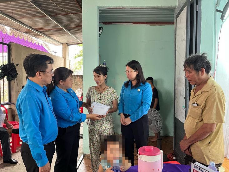 ドンナイ省の各レベルの労働組合が、TNLDに苦しむ労働者とTNLDに苦しむ労働者の家族を訪問し、励まし、支援を提供しています。写真:HAC