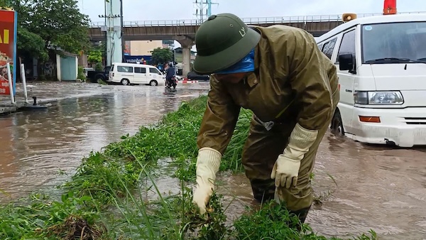 Truoc do, xe thong tac cung nhieu cong nhan thoat nuoc duoc huy dong de xu ly tinh trang ngap o khu vuc nay nhung van khong co nhieu chuyen bien. Anh: Hai Danh