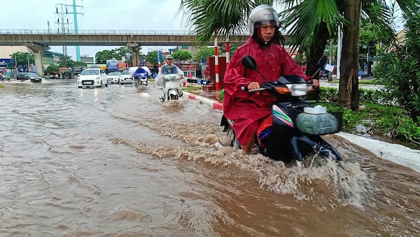 Theo ghi nhan den khoang gan 11 gio trua cung ngay, mac du luong mua da giam nhung khu vuc duong Van Tien Dung van ngap sau. Anh: Hai Danh