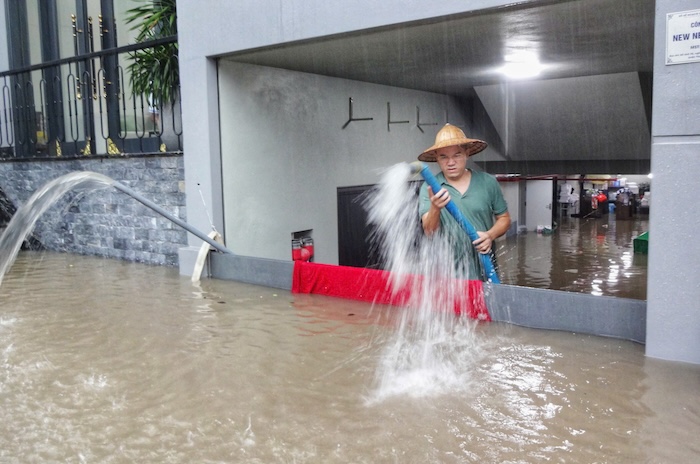 Ngo 90 Xuan La ngap gan 1m, nguoi dan phai bom nuoc tu ham toa nha ra ngoai. Anh: To The