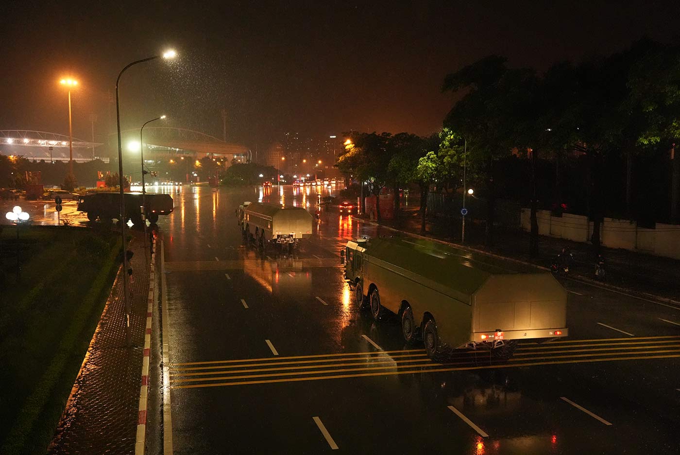 Luc 23h38, doan xe thu 2 dang tap ket tai san van dong My Dinh. Anh: Dinh Hiep