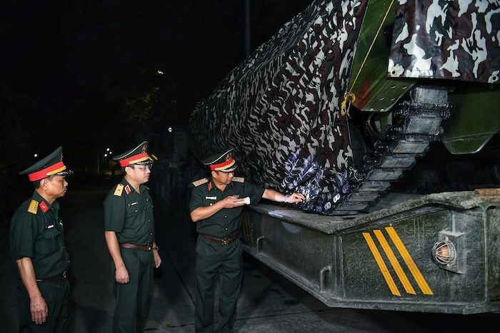 Cong tac kiem tra truoc khi doan xe tien ve trung tam Ha Noi. Anh: To The
