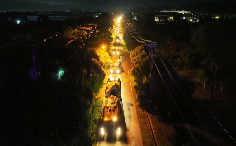Doan xe dang tien ve trung tam Ha Noi. Anh: To The