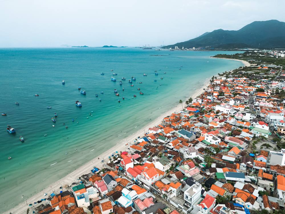 Doc Let la mot trong nhung diem du lich bien dep va yen binh nhat o tinh Khanh Hoa, noi bat voi bai bien dai, nuoc trong xanh va nhung dun cat trang min. Anh: NVCC