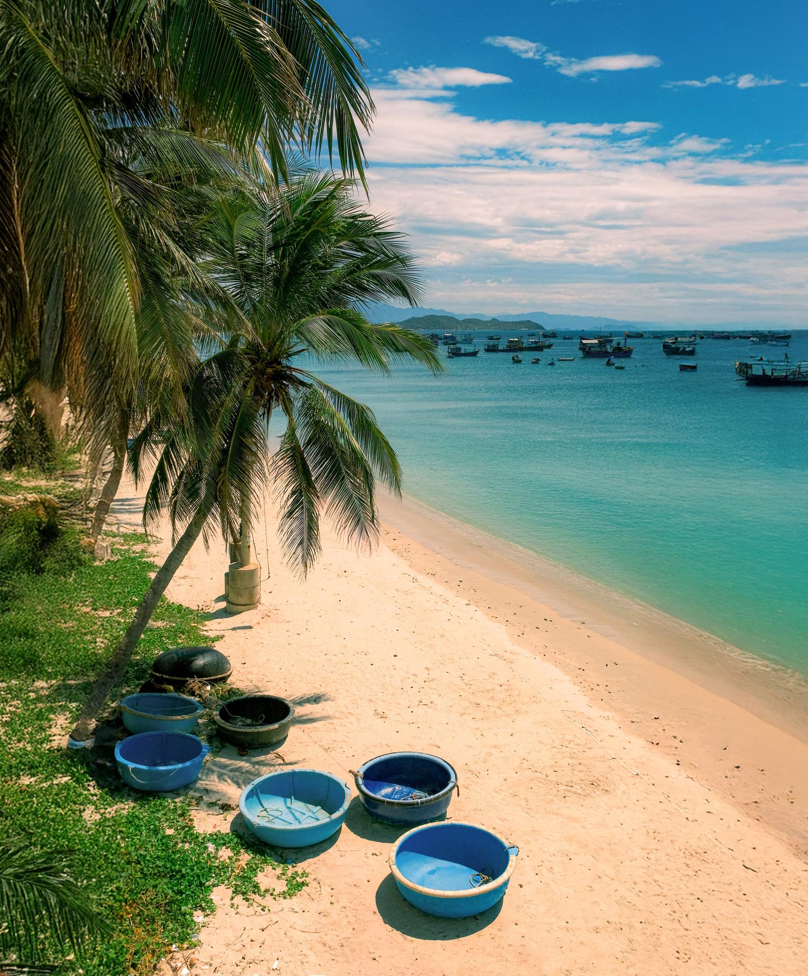 An tuong cua Quang Anh khi lan dau den Doc Let la bai cat trang tinh trai dai theo lan nuoc xanh trong vat, lang chai voi nhung can nha mai ngoi gan ke dua nhau vuon ra sat bien. Anh: NVCC