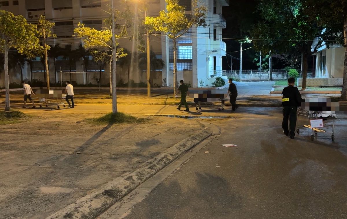 3 nan nhan tu vong trong vu tai nan tren cao toc duoc dua xuong khu vuc cho kham nghiem tu thi. Anh: Duy Tuan