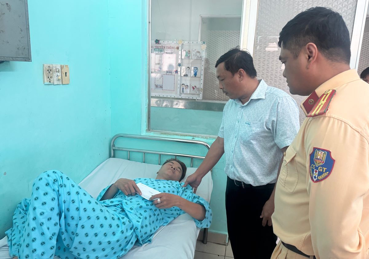Tham hoi nan nhan bi thuong dang dieu tri tai Benh vien da khoa Binh Thuan. Anh: Duy Tuan
