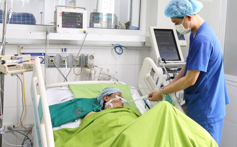 The patient was in heat stroke and was treated at Phu Tho General Hospital. Photo: Truong Tinh