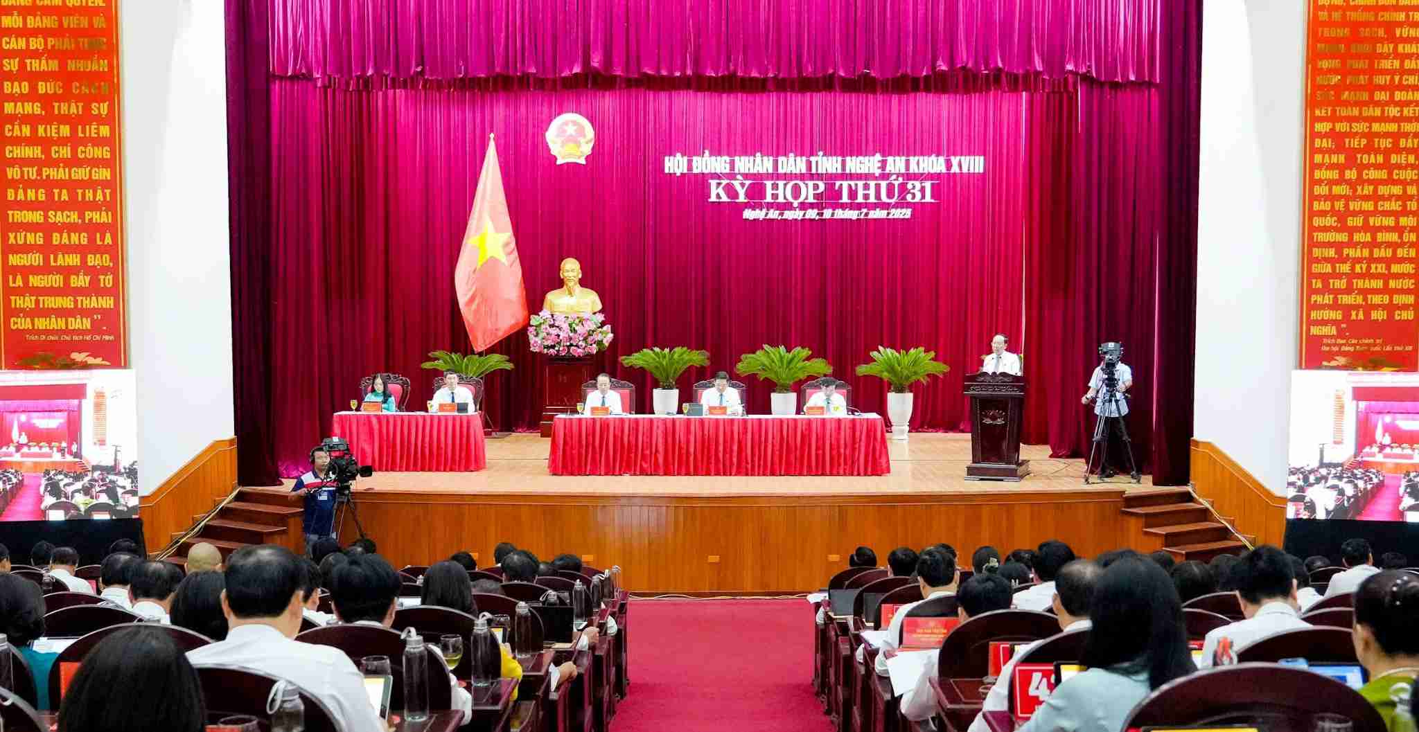 응에안성 인민의회 2021~2026년 임기 인민위원회 위원 2명 추가 선출. 사진: Ngoc Anh