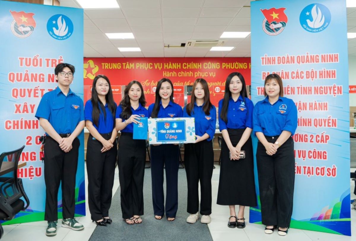 꽝닌성 청년 연맹 신임 서기 Nguyen Phuong Thao (가운데). 사진: 꽝닌성 홍보 센터