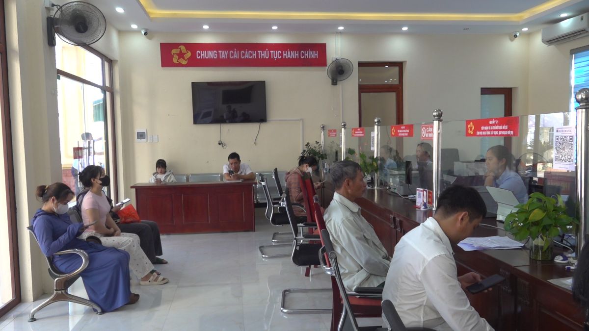 Les officiers de Dong Son Ward, la province de Thanh Hoa identifient toujours le 6t cible (dedie - dedie - dedie) a servir les gens. Photo: Quach du
