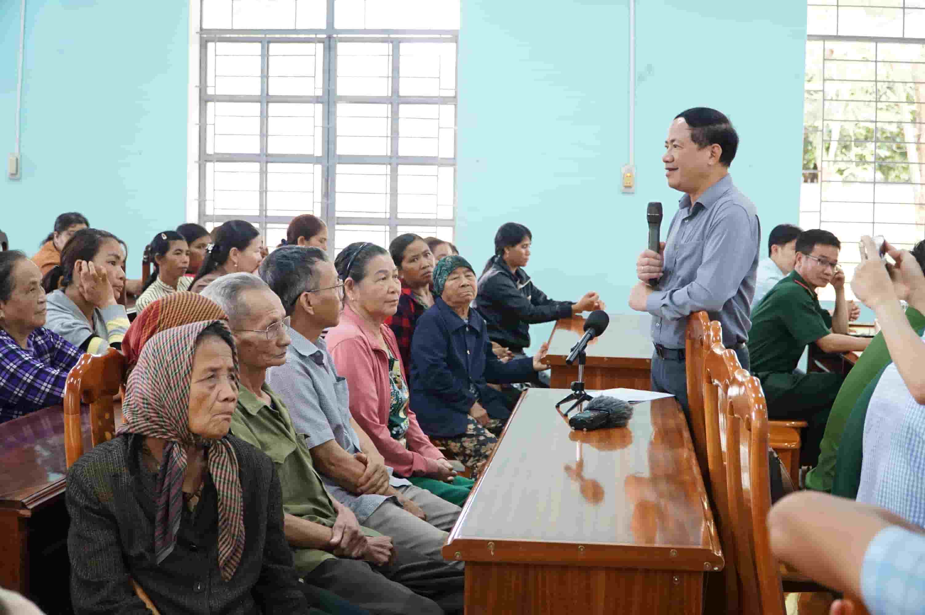 Mr. Pham Anh Tuan - Chairman of Gia Lai Provincial People's Committee - pledged to the people to accompany and support to improve the socio-economic life of the border commune. Photo: Thanh Tuan