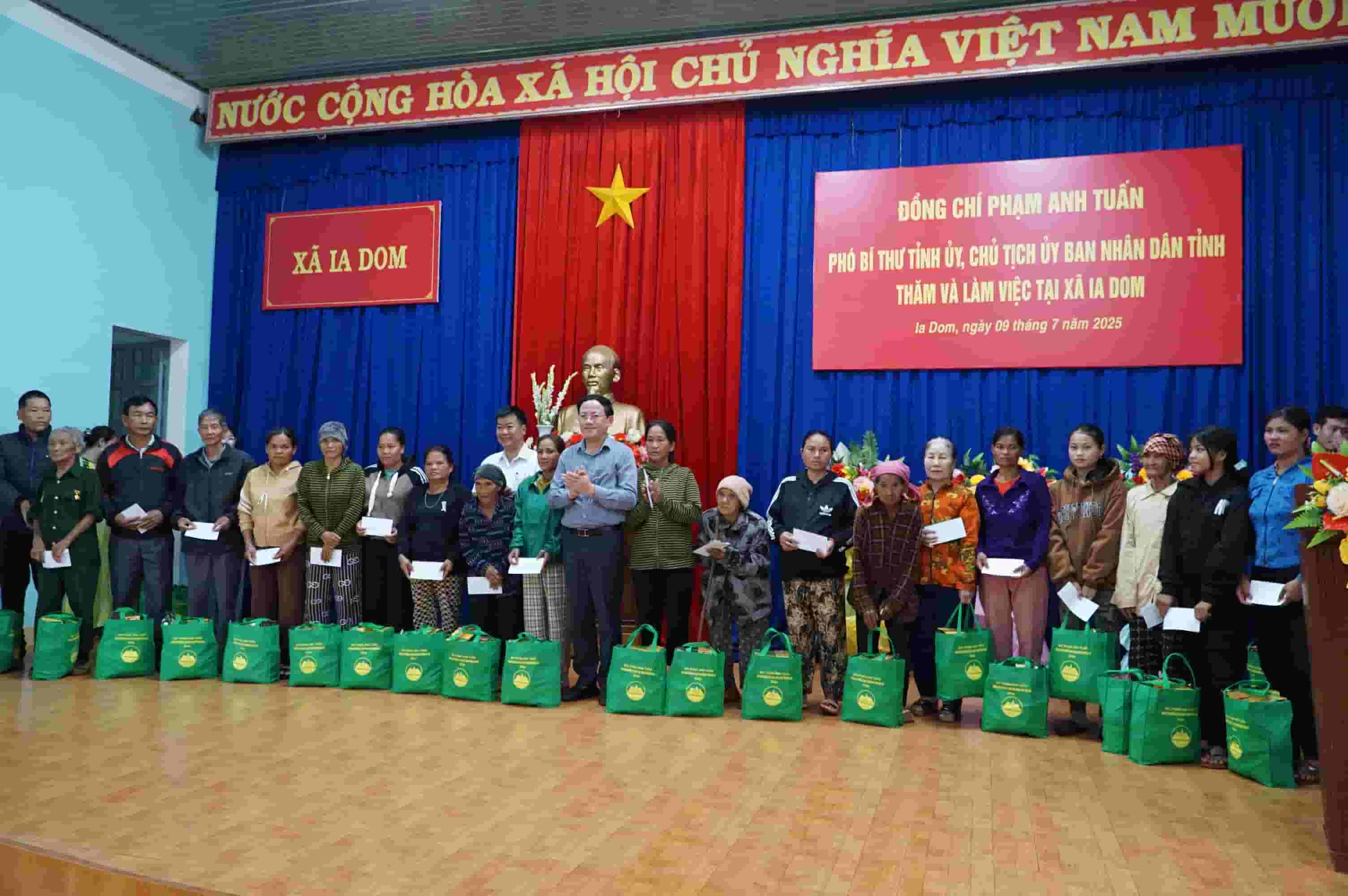 Tang qua cho nguoi dan xa Ia Dom. Anh: Thanh Tuan 