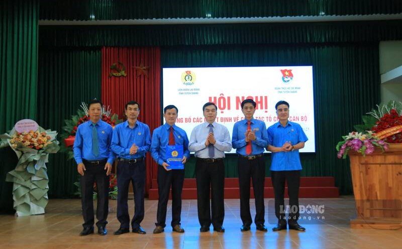 Announcing the decision to establish the Tuyen Quang Provincial Federation of Labor. Photo: Lam Thanh