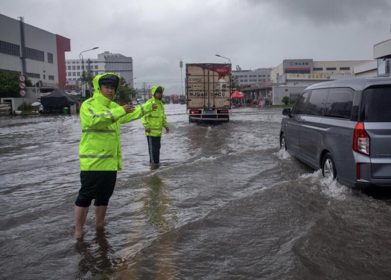 Las fuerzas funcionales guian a las personas a lidiar con la tormenta Danas en China. Foto: Xinhua