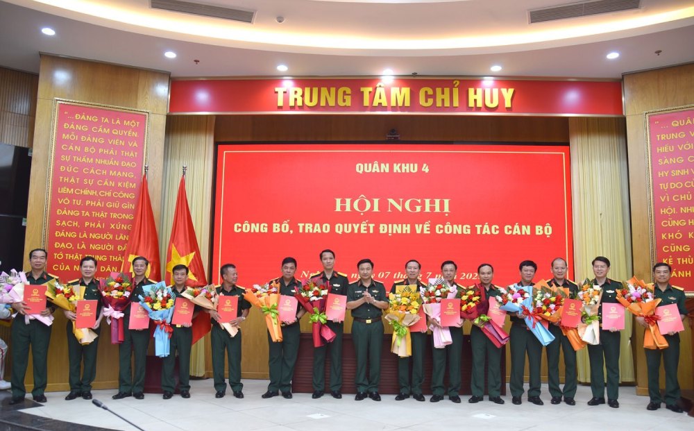 Thua uy quyen cua Bo truong Bo Quoc phong - Thieu tuong Doan Xuan Buong, Bi thu Dang uy, Chinh uy Quan khu - trao quyet dinh va tang hoa chuc mung cac si quan quan doi duoc nang luong dai ta nam 2025. Anh: Huy Cuong/Quan khu 4