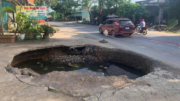 지방 정부는 위험 경고를 위해 밧줄을 치고 장애물을 설치했습니다. 사진: 비엣하