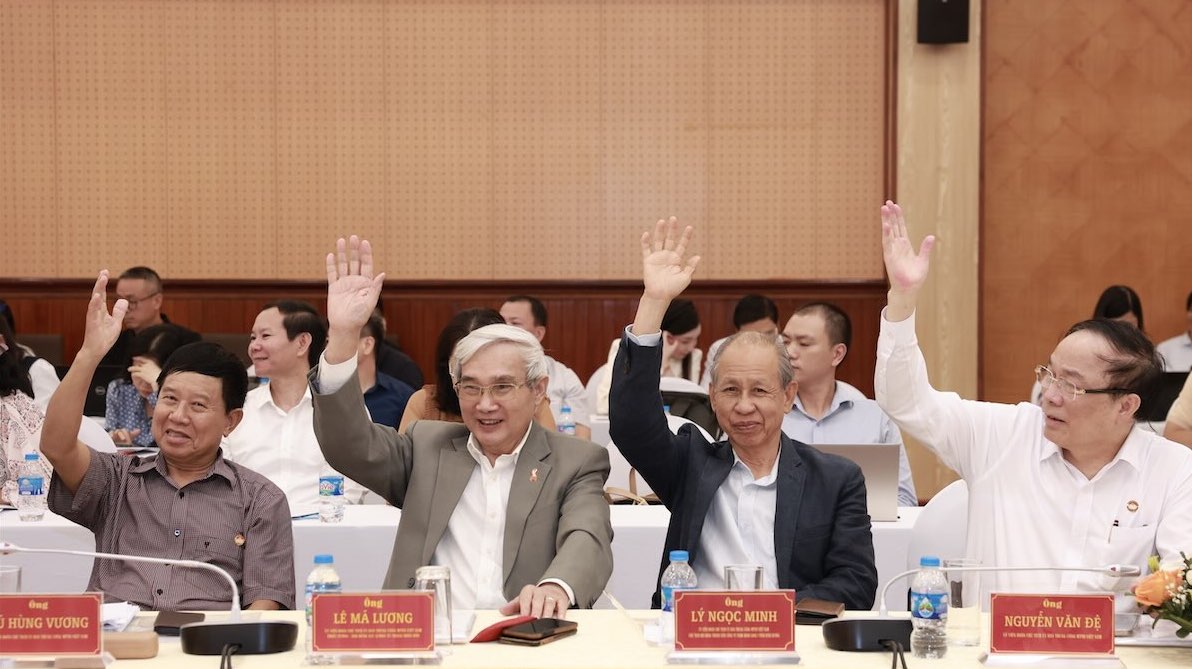 Los delegados realizaron una votacion para informar al Comite Central del Frente de la Patria de Vietnam para negociar la participacion de la licenciatura en el Comite, el Presidium, el Vicepresidente del Comite del Frente de la Paterna de Vietnam del mandato X, termino 2024-2029. Foto: Hai Nguyen
