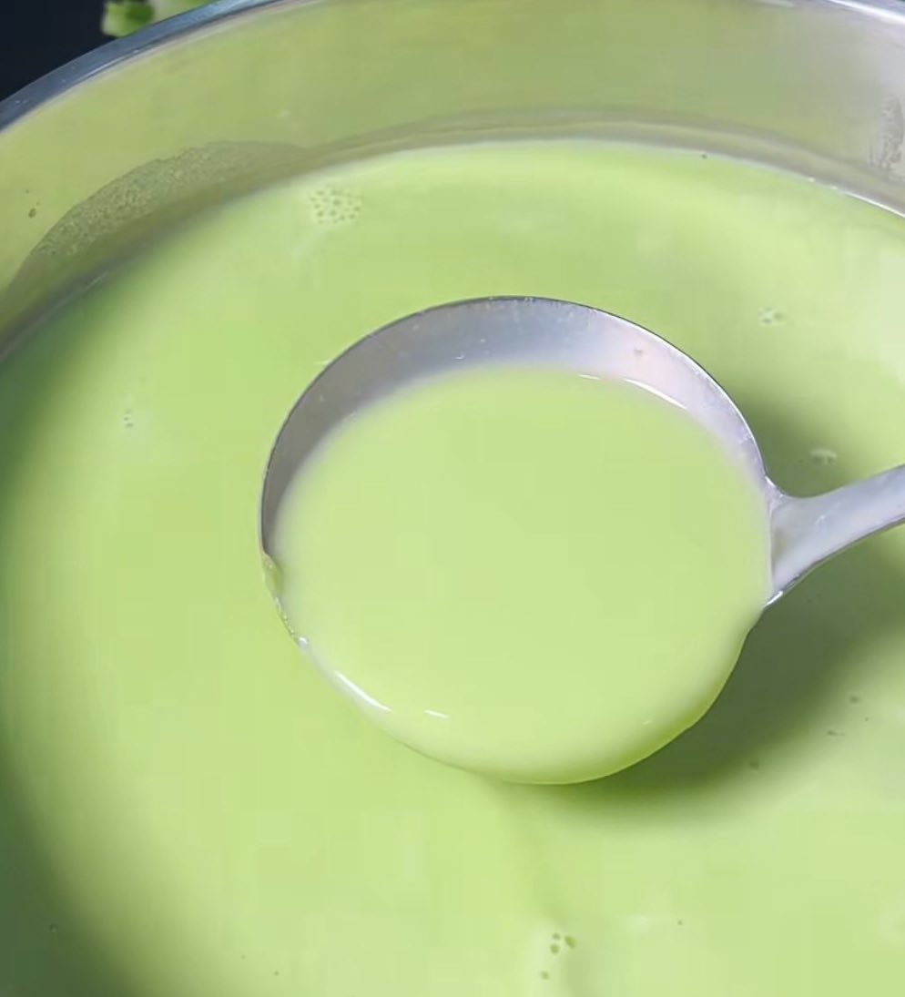 unsweetened nut milk provides magnesium and calcium, which are good for people with high blood pressure. Photo: Quang Minh.